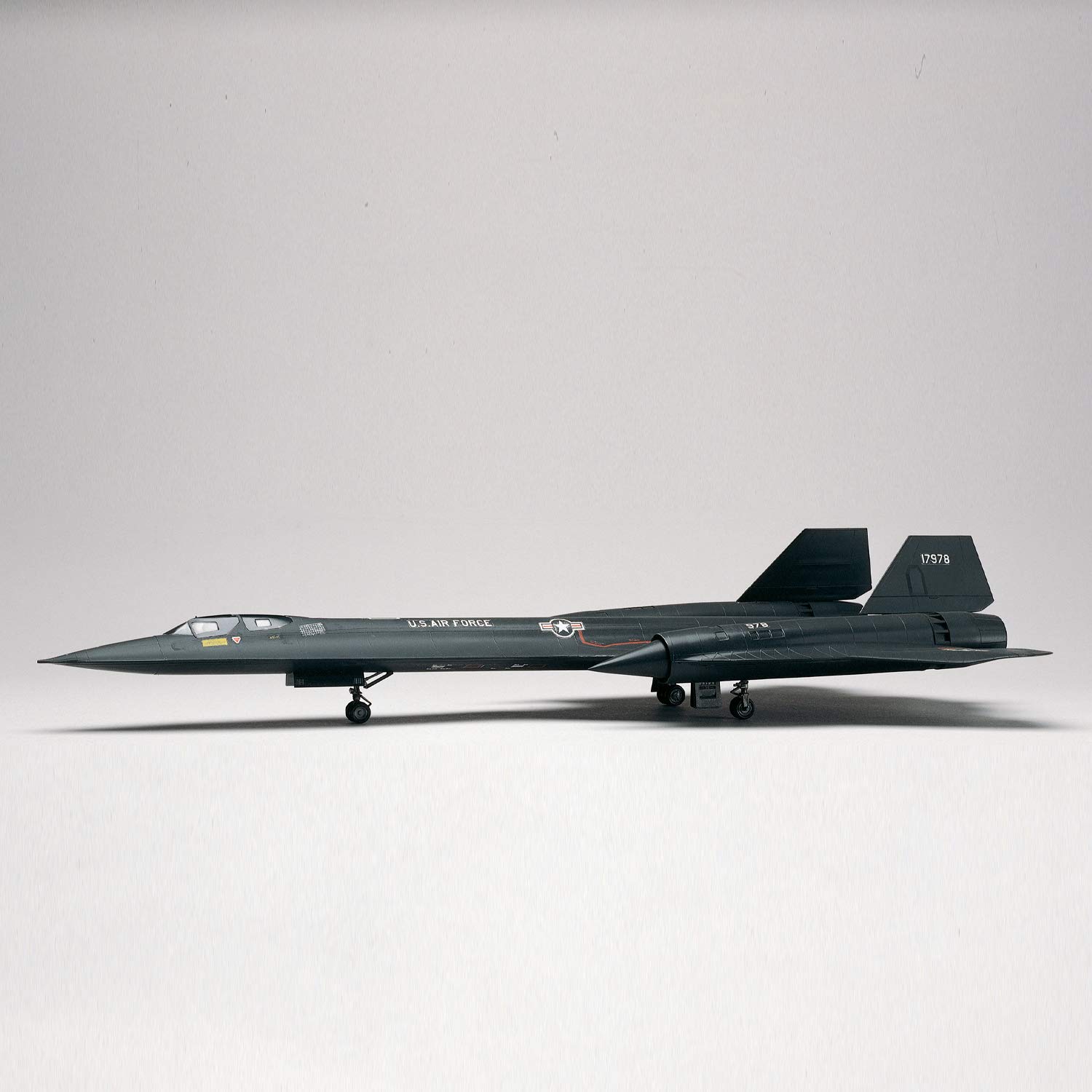 Revell 85-5810 SR-71 Blackbird 1:72 Scale 66-Piece Skill Level 4 Model Airplane Building Kit - Image 2